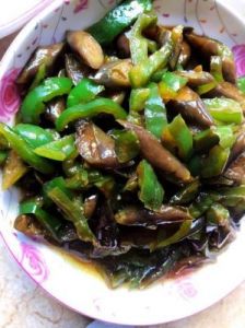 菜椒炒茄子的做法 茄子炒菜椒