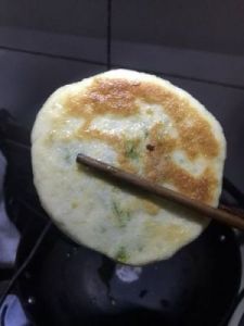 油煎菜饼的做法窍门 军哥吃油煎菜饼