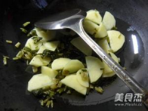 雪菜焖土豆的做法 焖土豆炒饭怎么做