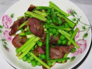 菜豌豆炒腊肉的家常做法 豌豆炒腊肉