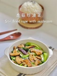 家常美食：香菇炒油麦菜的做法与技巧